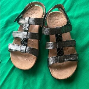 Vionic Metallic Strappy Sandals new without tag